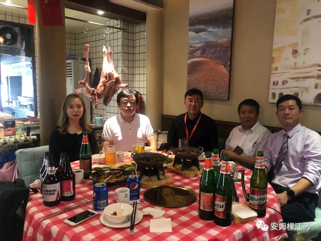 中間：中國牛人俱樂部主席馬廣勝先生    右一：湖南食品研究院郭院士   右二：江陰安姆棵吳總經(jīng)理